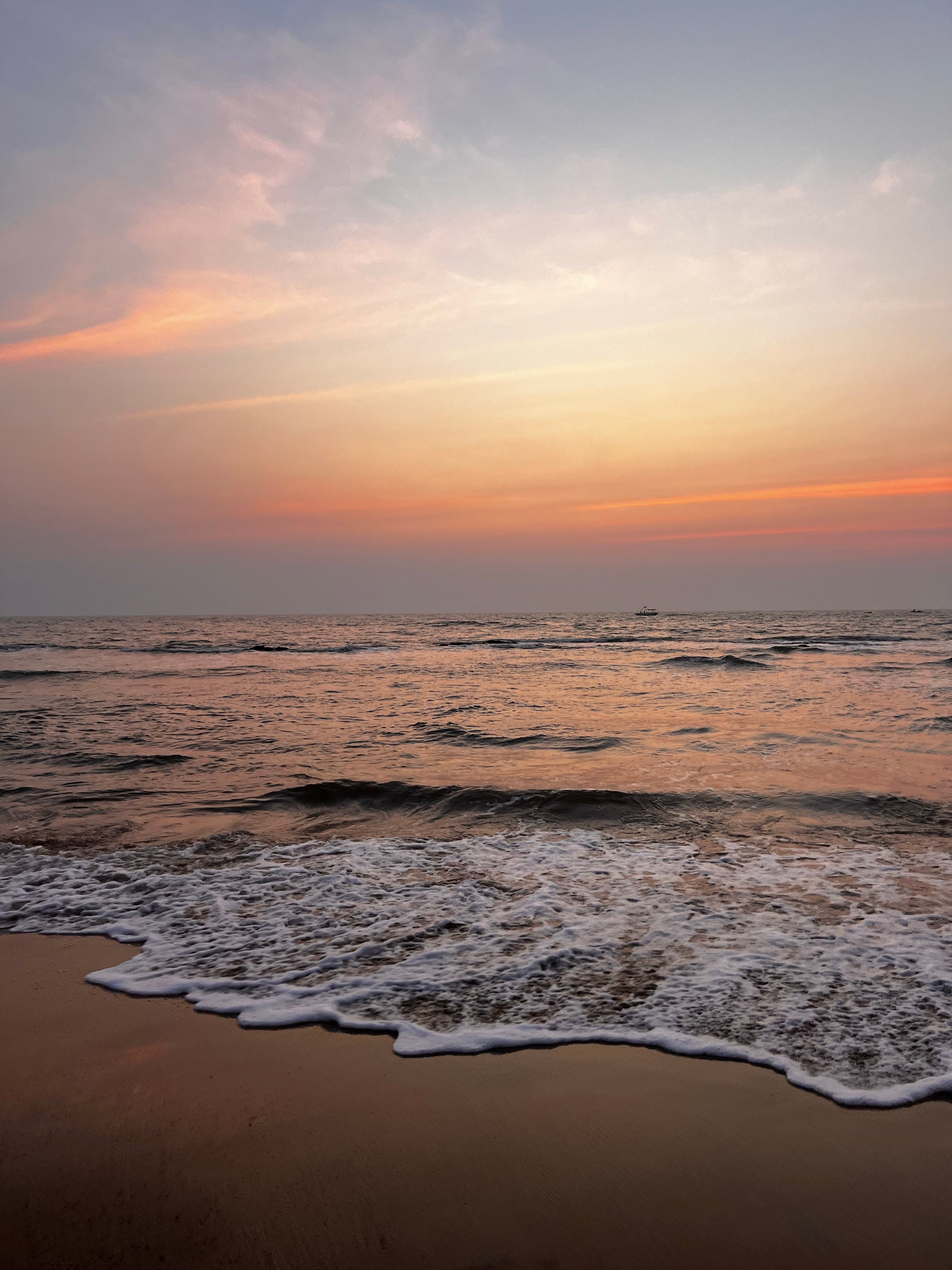 Peaceful Sunset Over Ocean Waves at Beach · Free Stock Photo