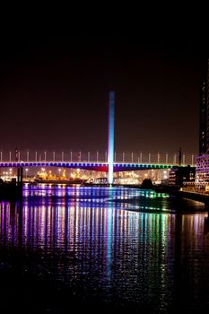 Nacht & Brücke – Dramatisches architektonisches Motiv