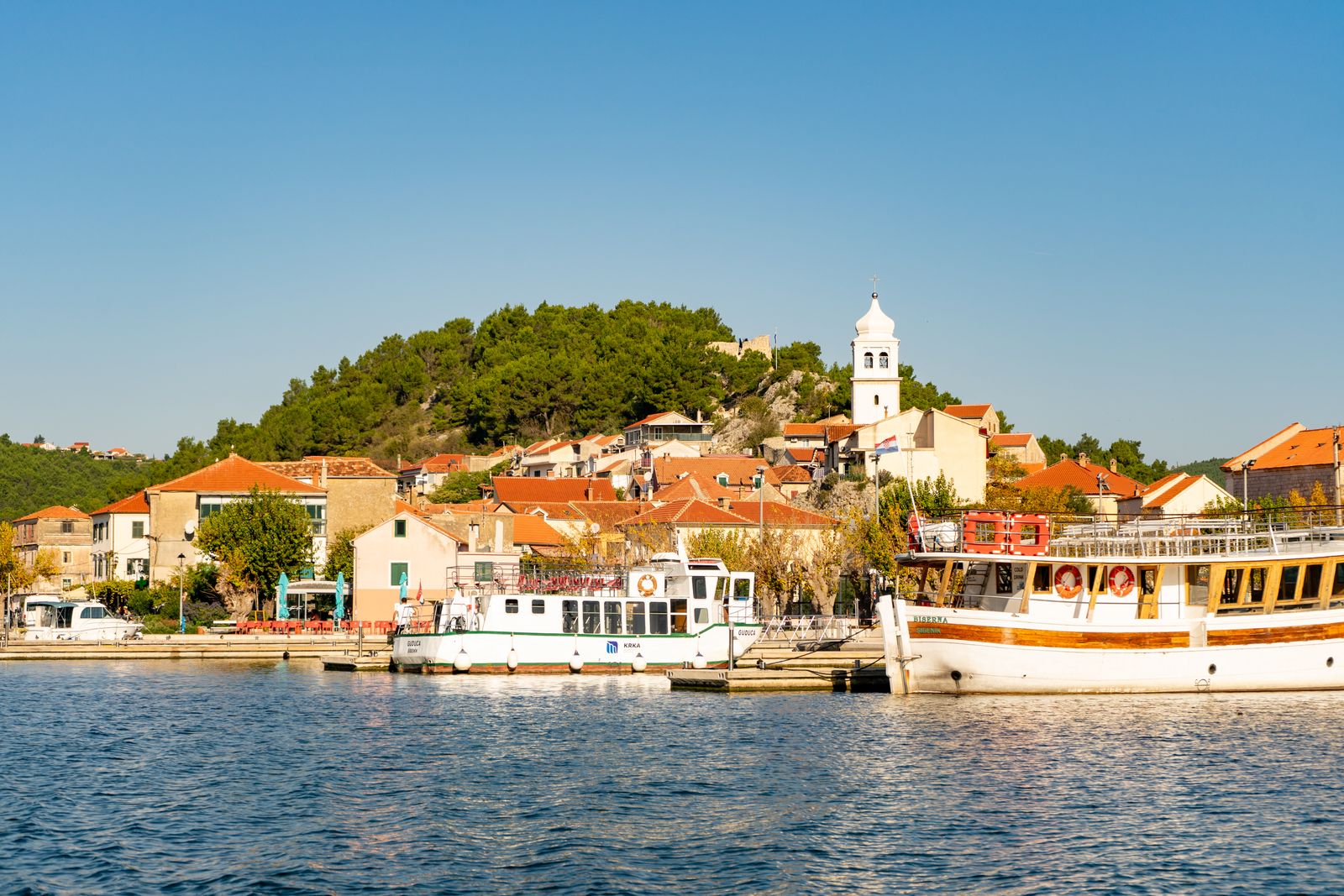 Skradin zelf is een stadje aan het water