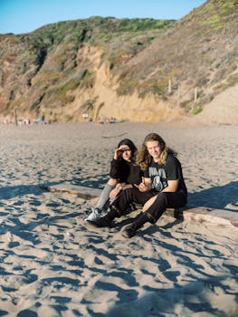 一对年轻夫妇在阳光明媚的海滩上享受时光，背景是岩石悬崖