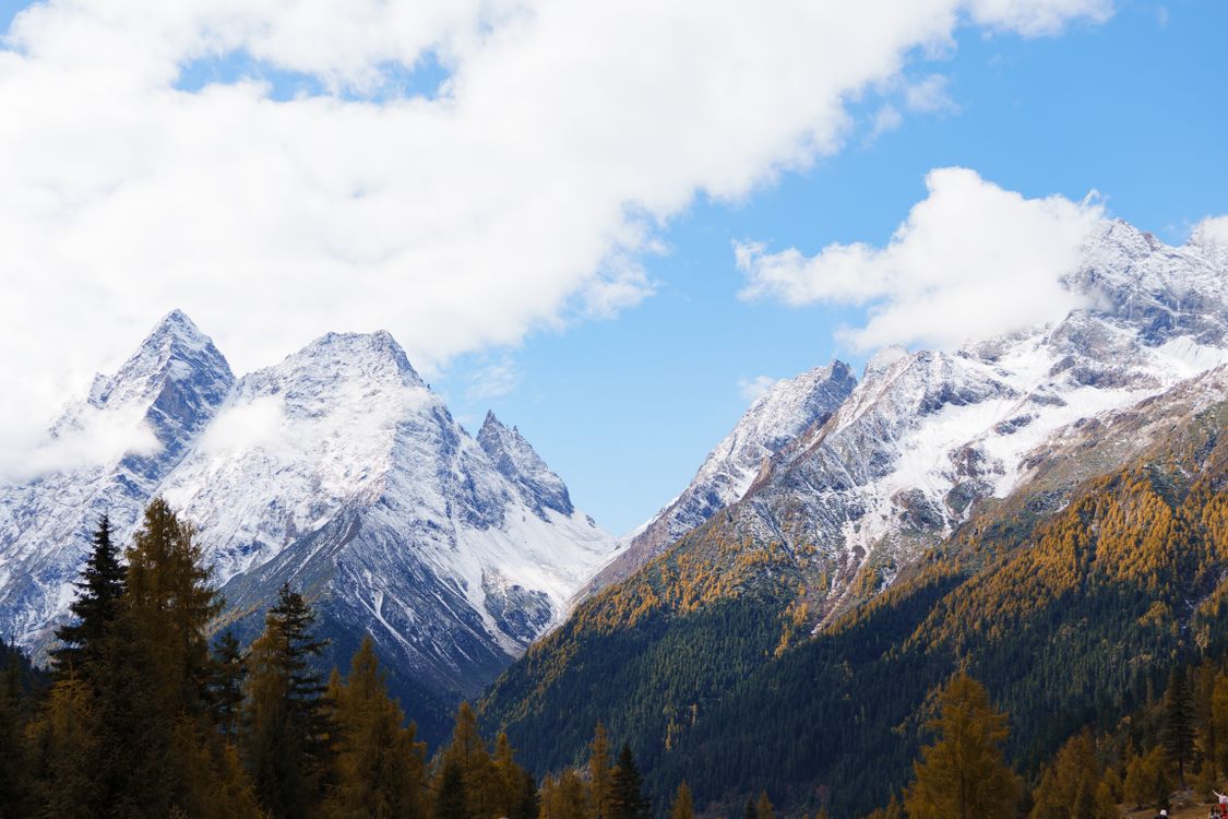 Scenic Mountain Landscape with Snow-Capped Peaks · Free Stock Photo