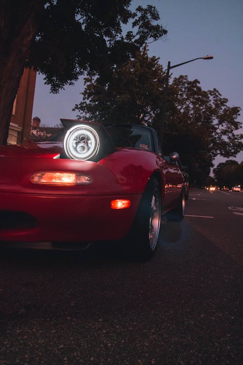 無料 夜間の赤い車両 写真素材