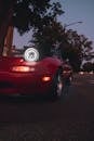 弗吉尼亚州威廉斯堡夜间，一辆亮着头灯的红色敞篷车出现在低角度镜头中
