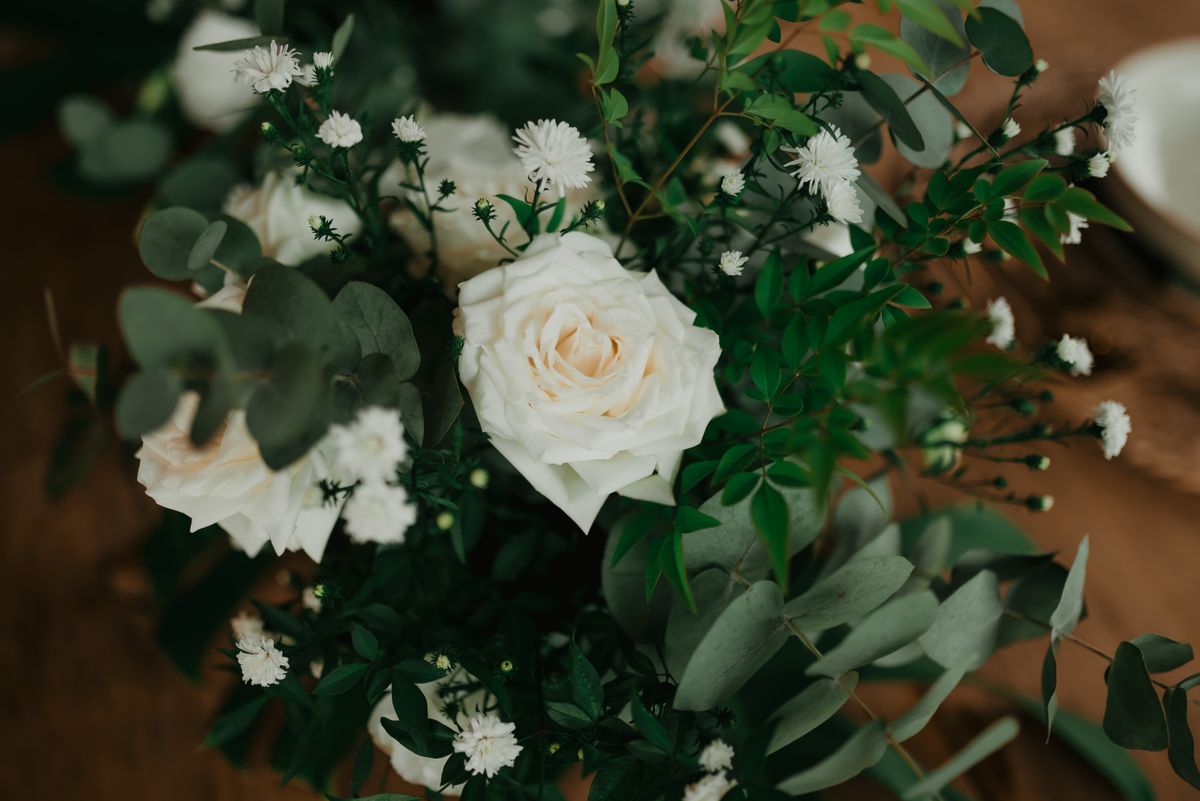Composition élégante de roses blanches et de feuillage