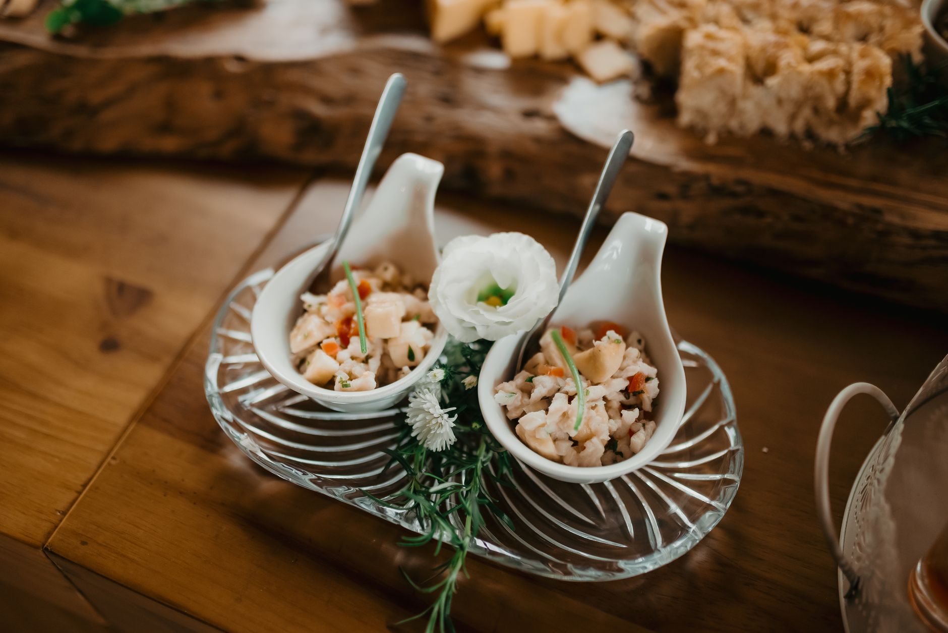 Hidangan Pembuka Seafood Elegan Dengan Hiasan Bunga