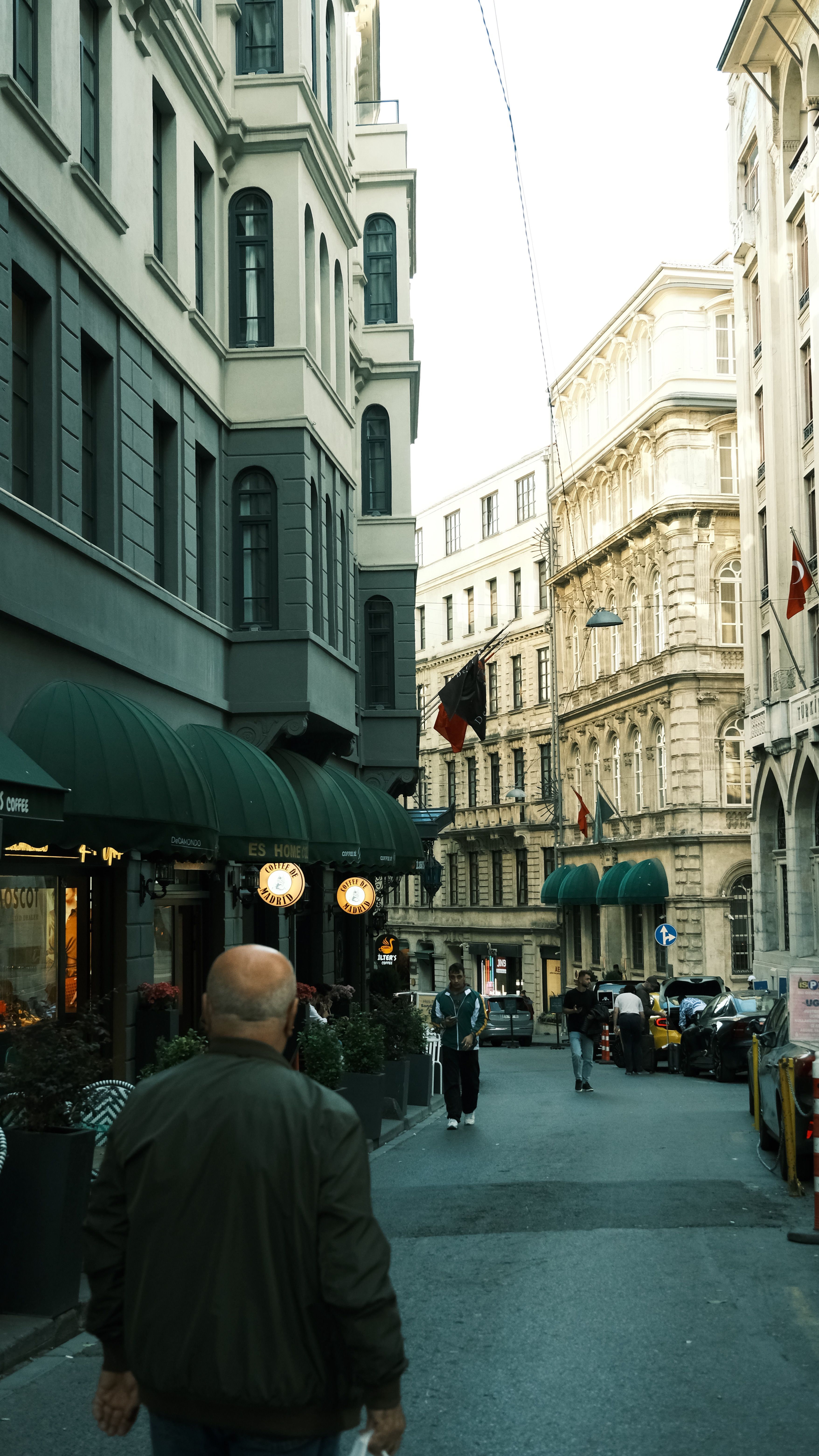 Charming Urban Street Scene in Historic City · Free Stock Photo
