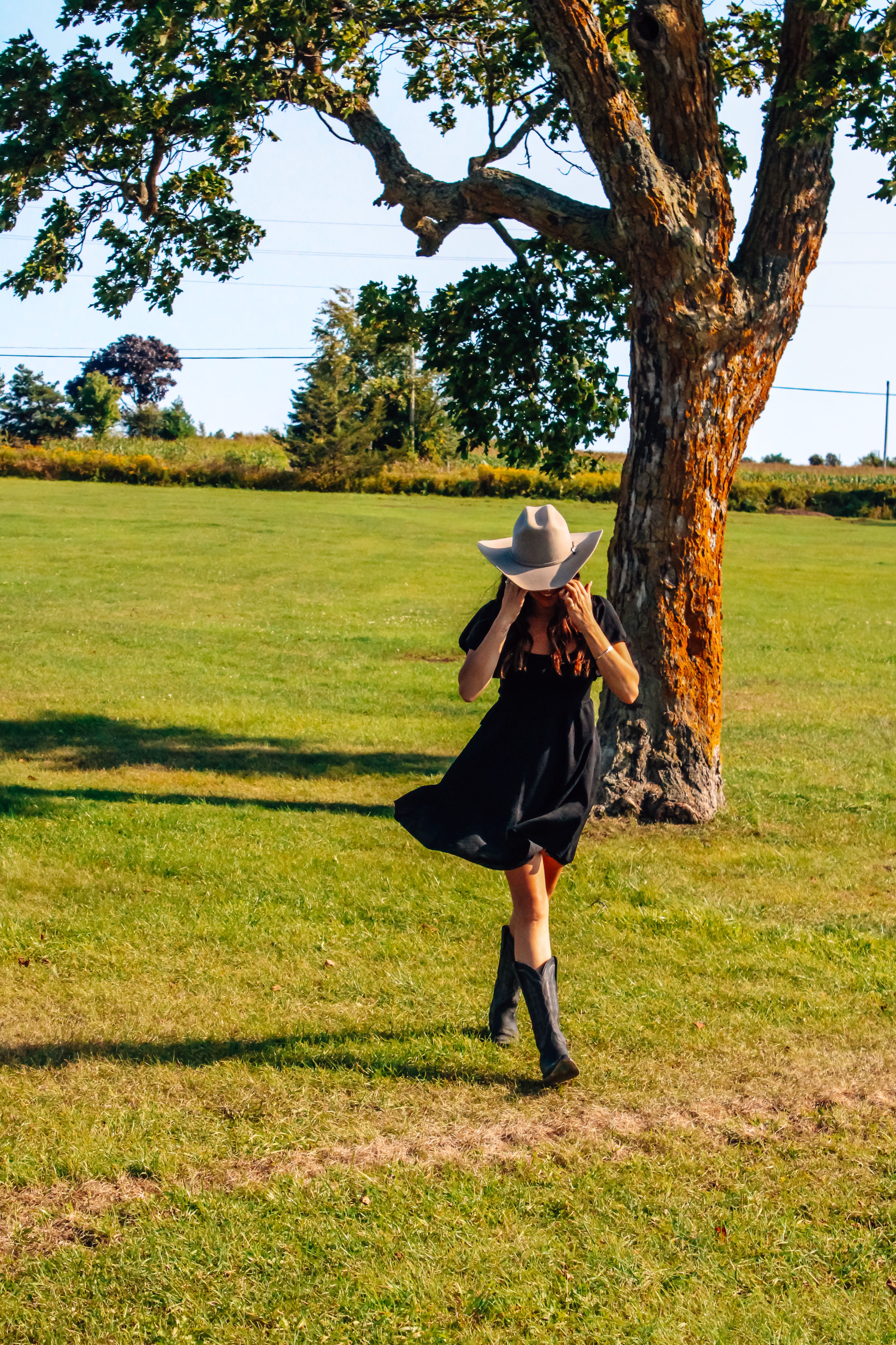 Mujer Con Sombrero De Pie Junto A Un árbol En Campo Abierto · Foto de ...