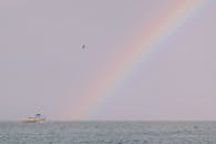 乘船划过大海的彩虹，捕捉着宁静与美丽