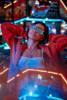 一位时尚女士在霓虹灯下戴着未来派太阳镜，自信地摆出姿势