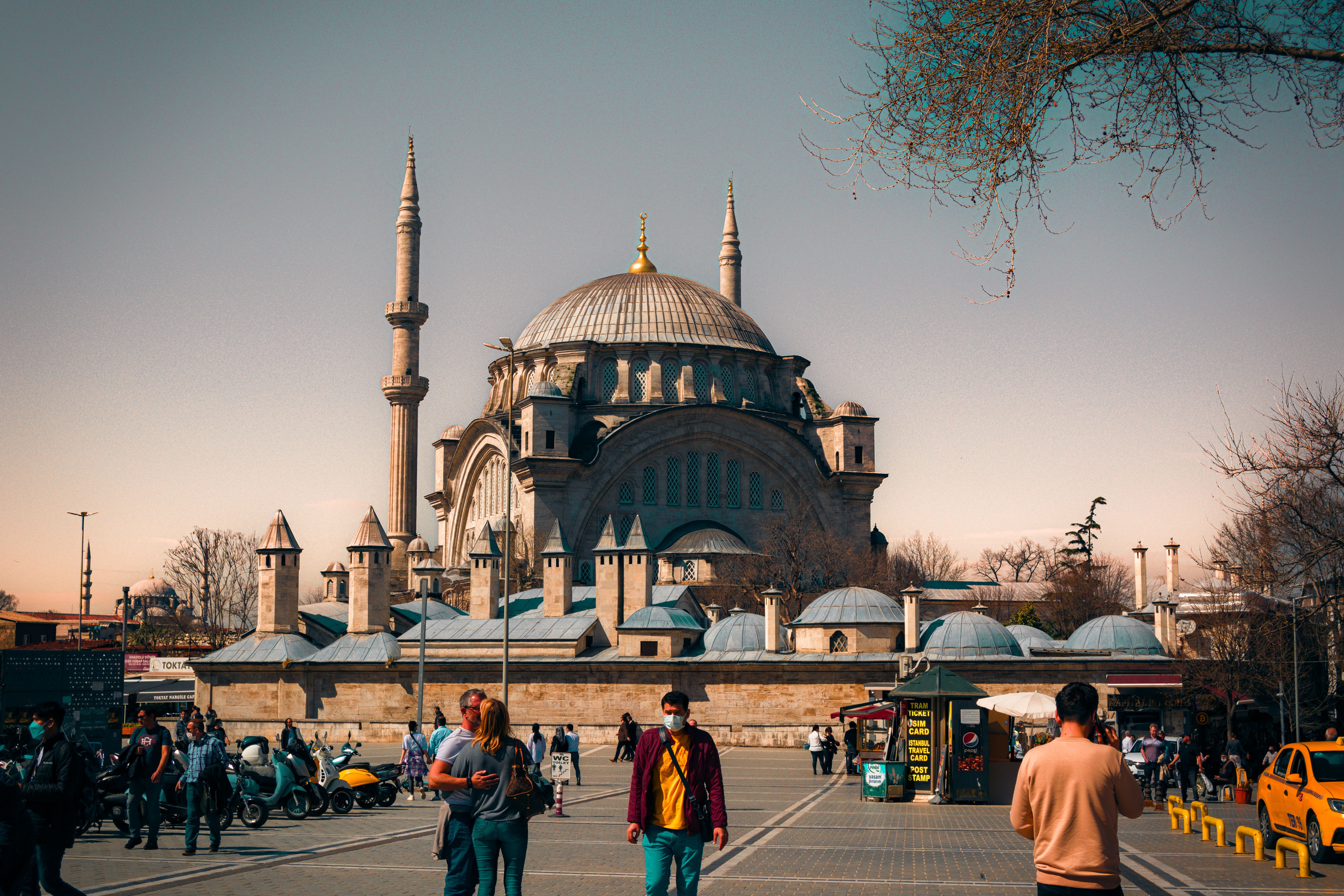 İstanbul Mosque in Autumn Plaza Scene · Free Stock Photo