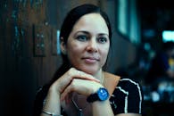 迈阿密一家咖啡馆里，一位年轻的西班牙裔女性随意肖像，展现出永恒的优雅