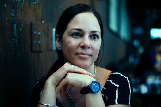 迈阿密一家咖啡馆里，一位年轻的西班牙裔女性随意肖像，展现出永恒的优雅