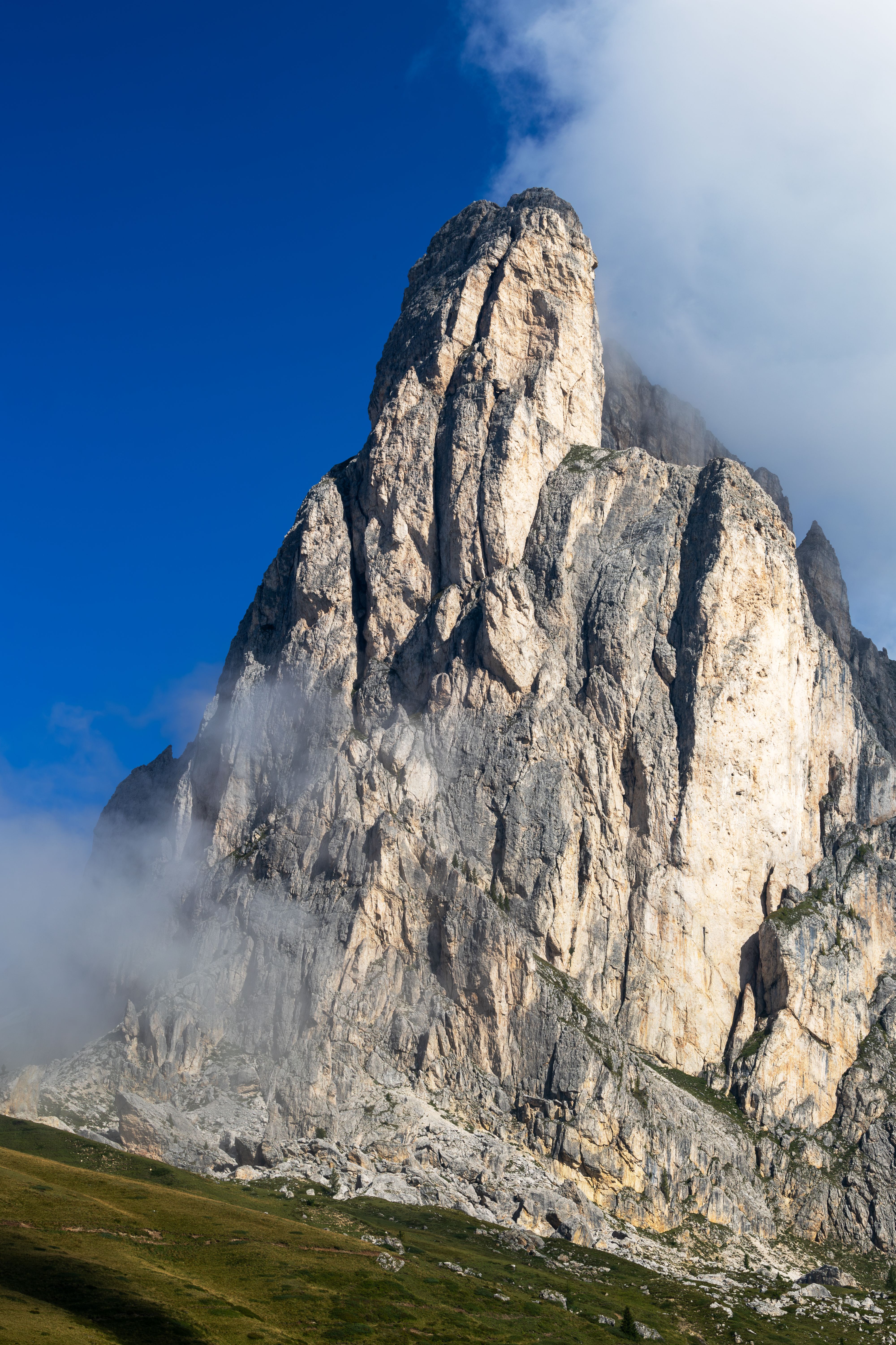 Bezpłatne Oszałamiający widok na majestatyczną formację skalną w Dolomitach na tle błękitnego nieba. Zdjęcie z galerii