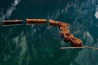 平静如镜的湖面上停泊着划艇，这迷人的场景唤起一片宁静