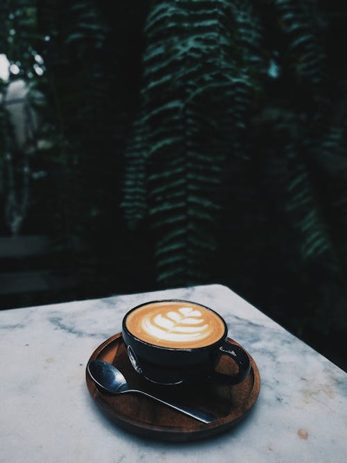 Capuchino En Taza En Mesa