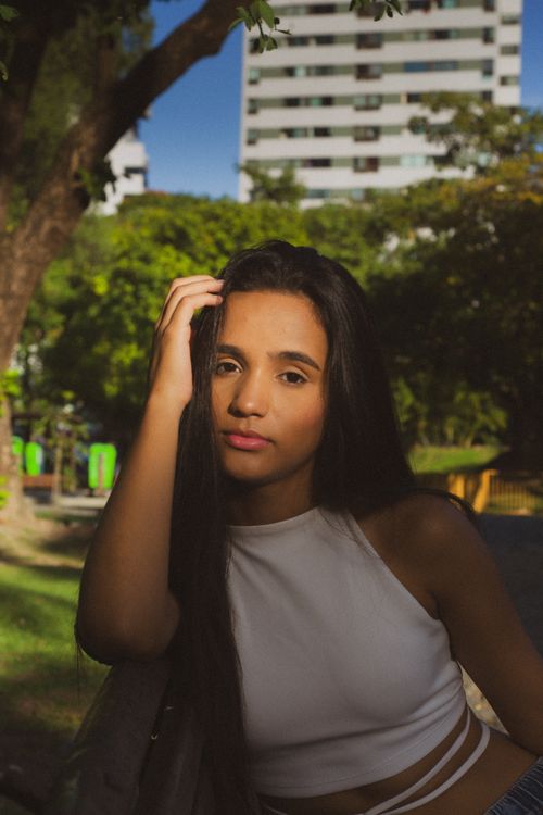 Stylish Woman in Sunlit Urban Park Setting · Free Stock Photo