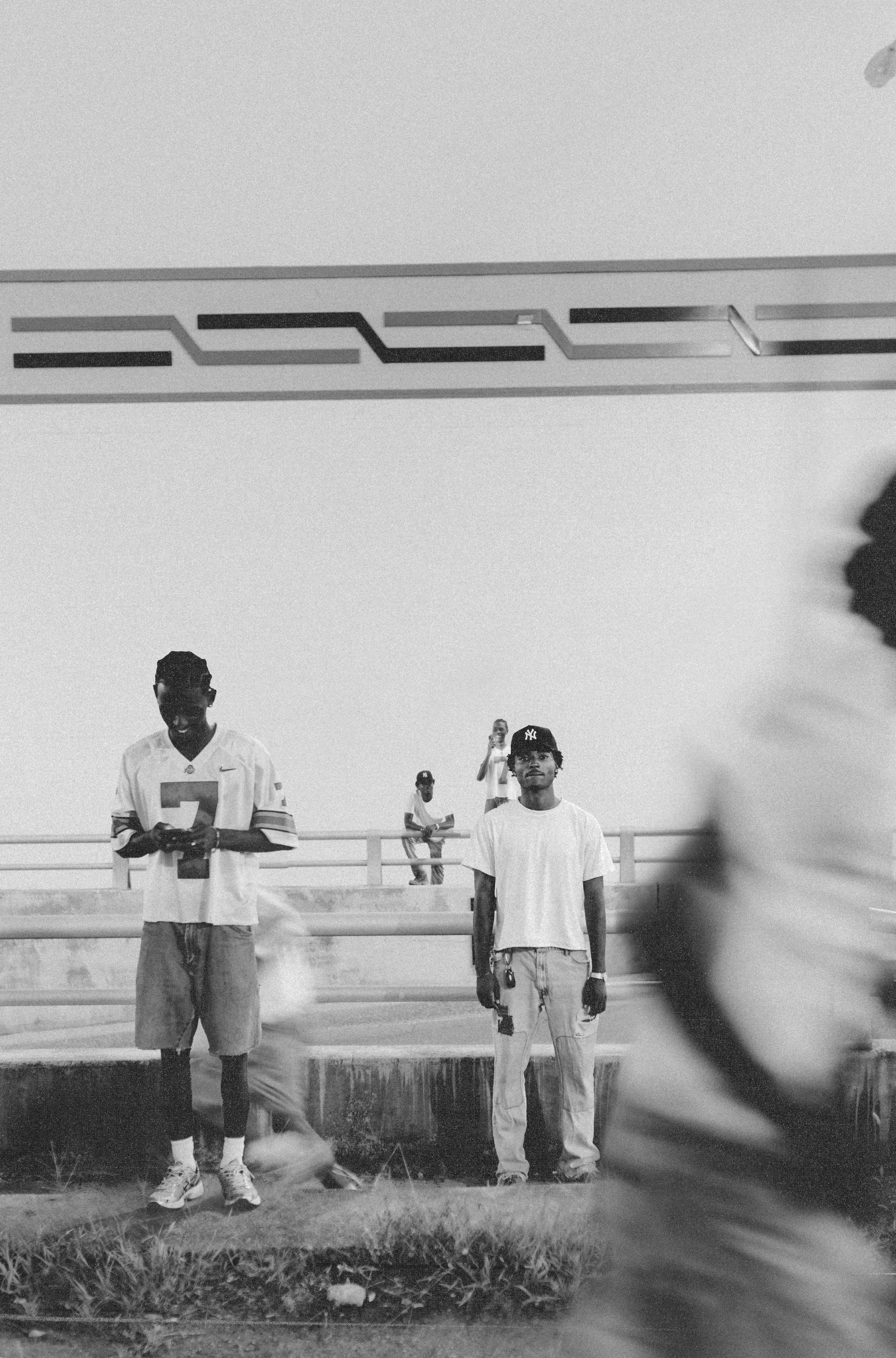 무료 다리 위에 사람들이 움직이는 도시 풍경 스톡 사진