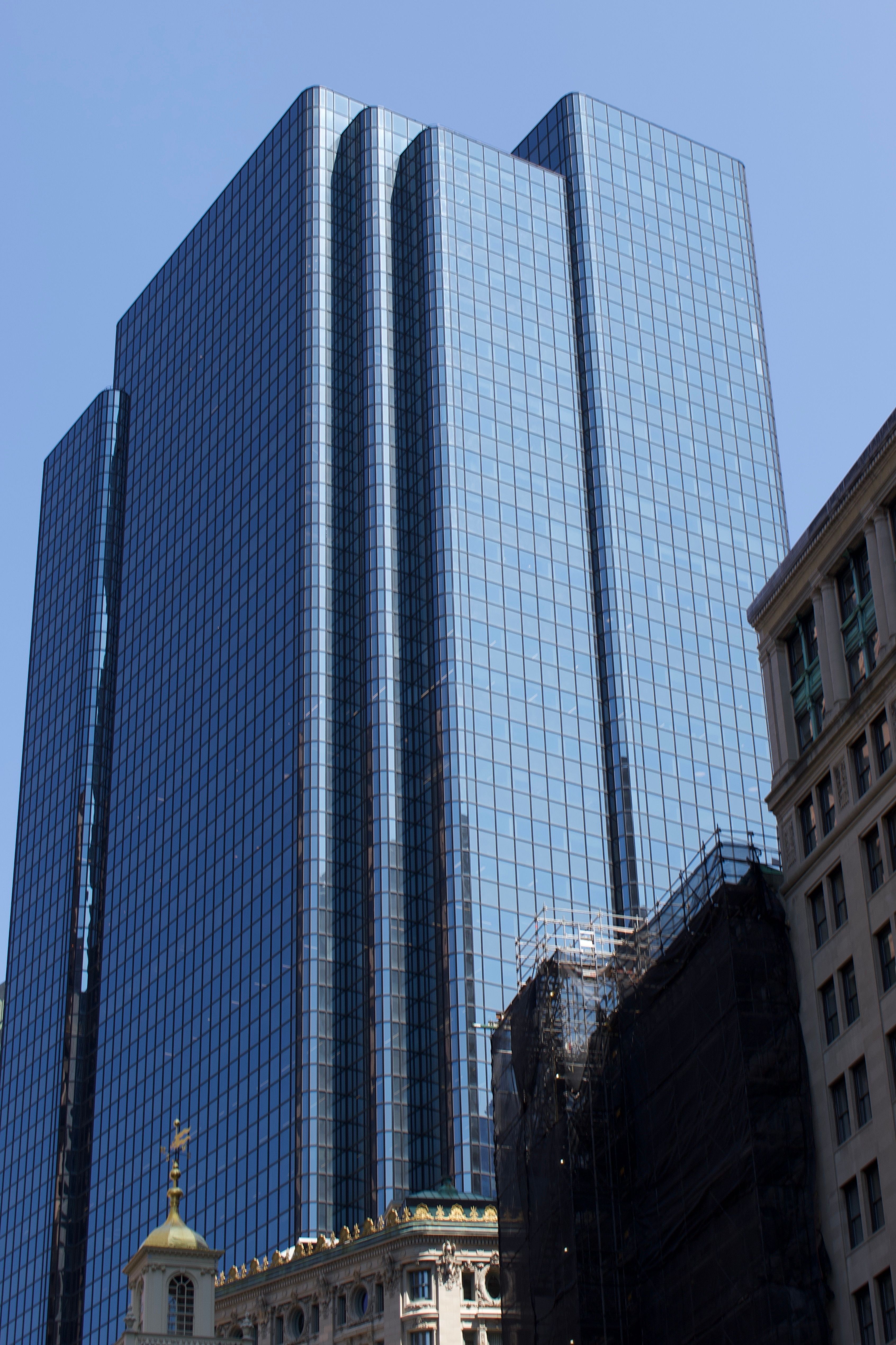 Modern Glass Skyscraper with Reflections · Free Stock Photo