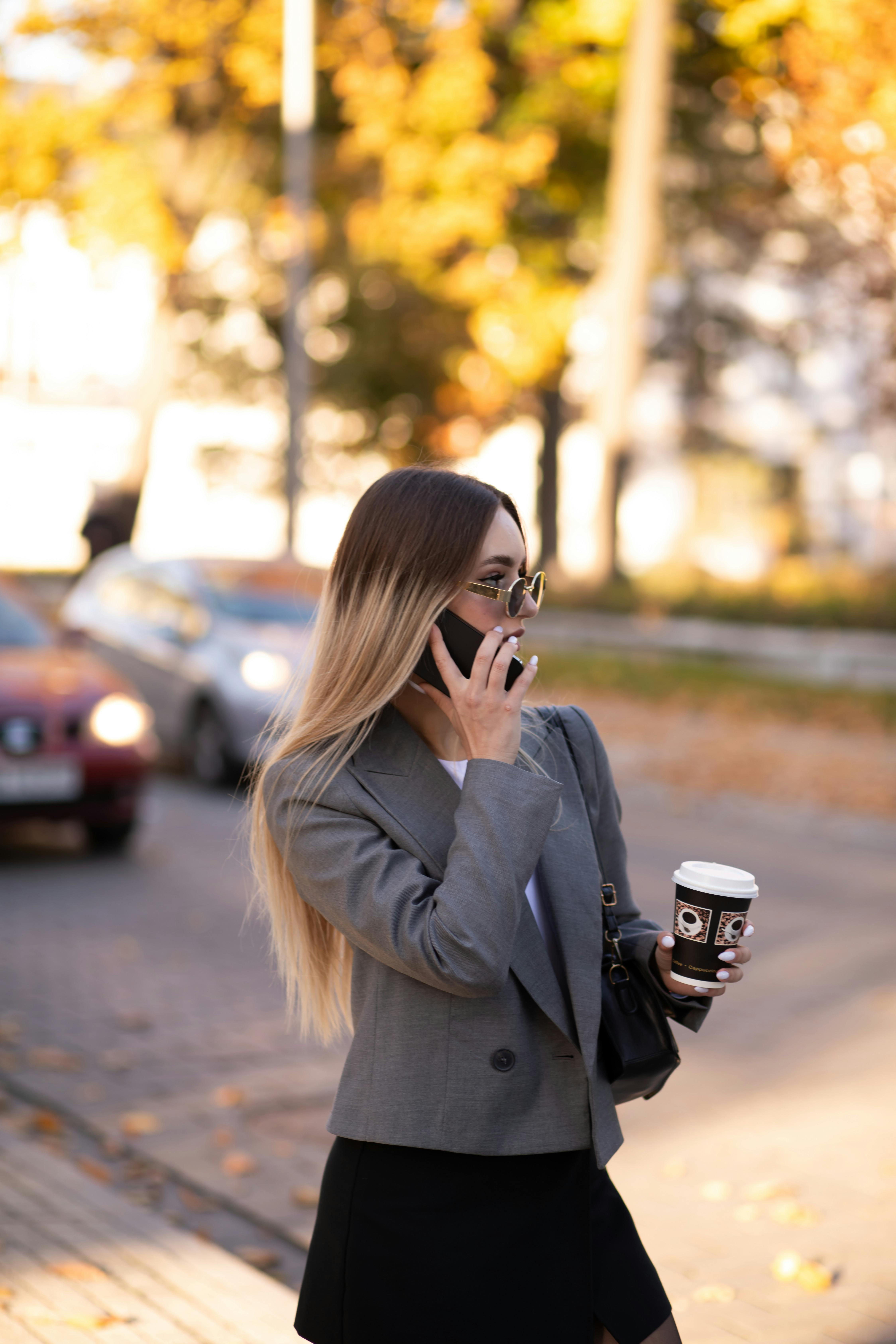 Gratis Giovane Donna Al Telefono Con Caffè All'aperto Foto a disposizione