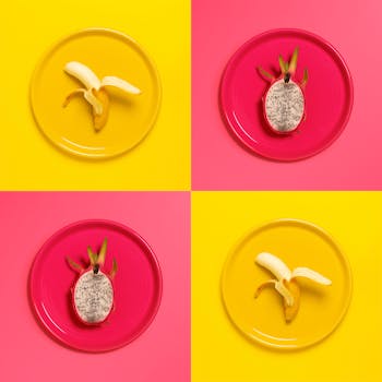 盘子上呈现着明亮多彩的香蕉和火龙果图像，充满活力，非常适合食品摄影