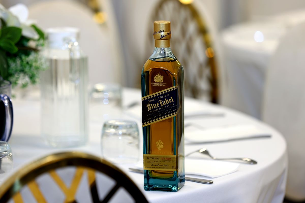Garrafa de destilado premium isolada em mesa elegante de degustacao