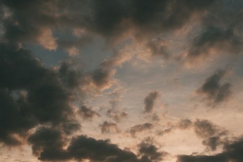 Free A beautiful sky filled with dramatic clouds during twilight time. Stock Photo