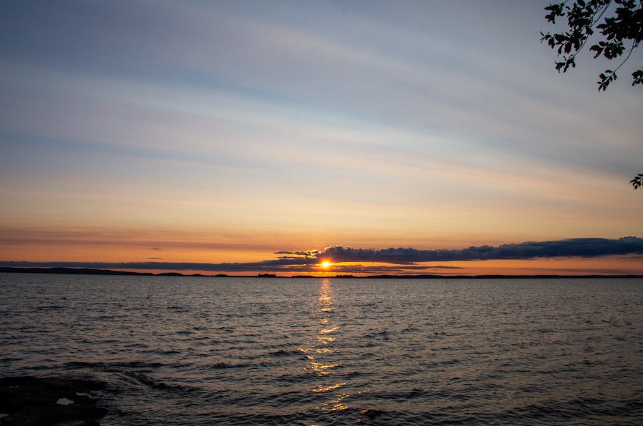 vaellus Suomessa metsä järvi maisema