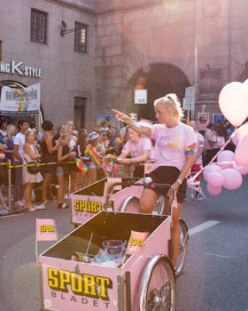 斯德哥尔摩骄傲游行上，色彩缤纷的花车和兴奋的参与者营造出浓厚的节日气氛