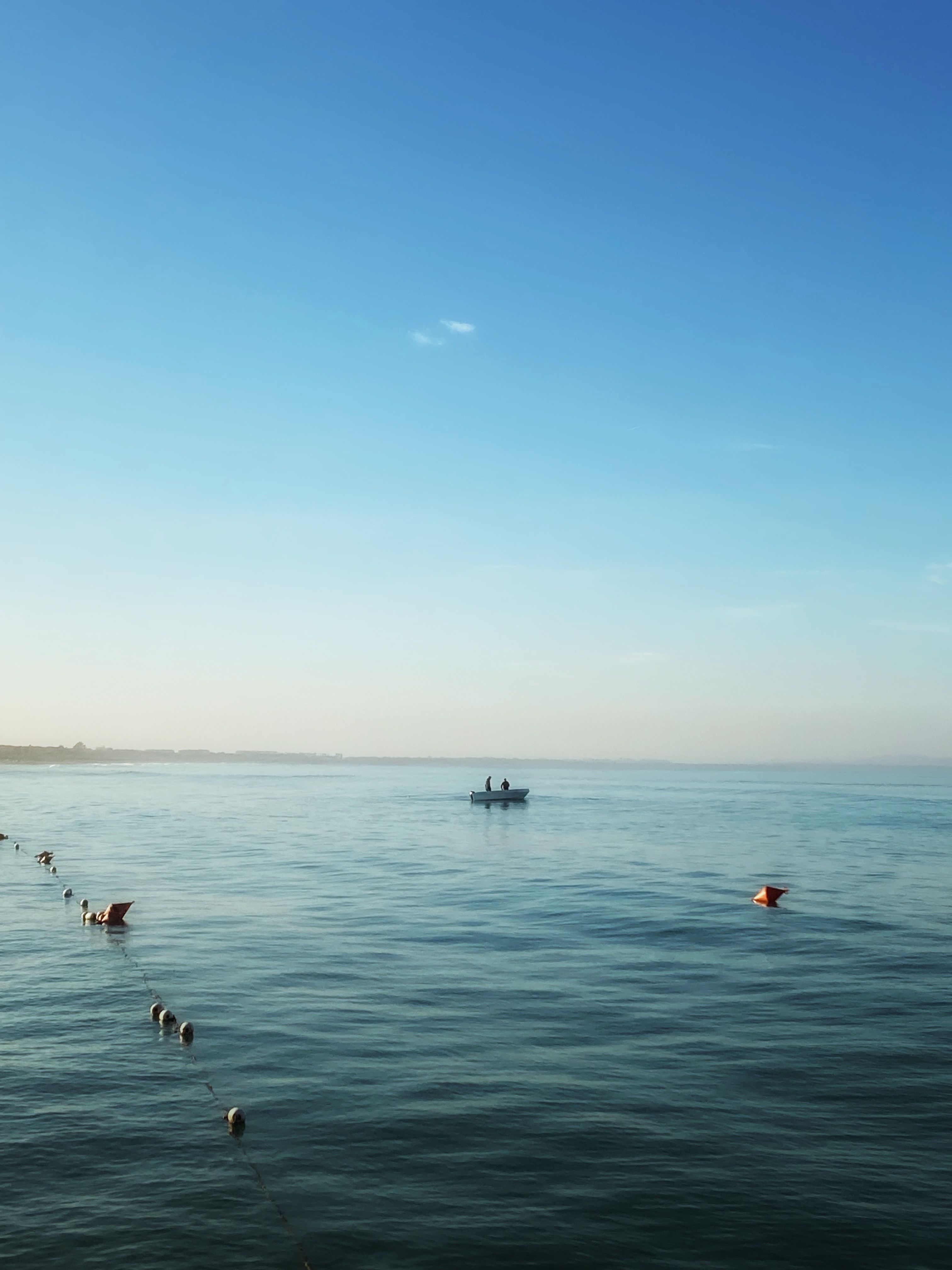 Vedere de dimineață a coastei albaneze cu mare calmă