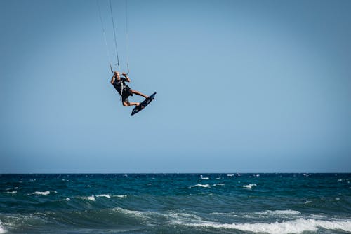 Un Hombre Kite Surf En El Mar