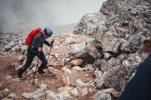 ฟรี นักเดินป่าผู้กล้าที่ปีนเส้นทาง Rocky Mountain คลังภาพถ่าย