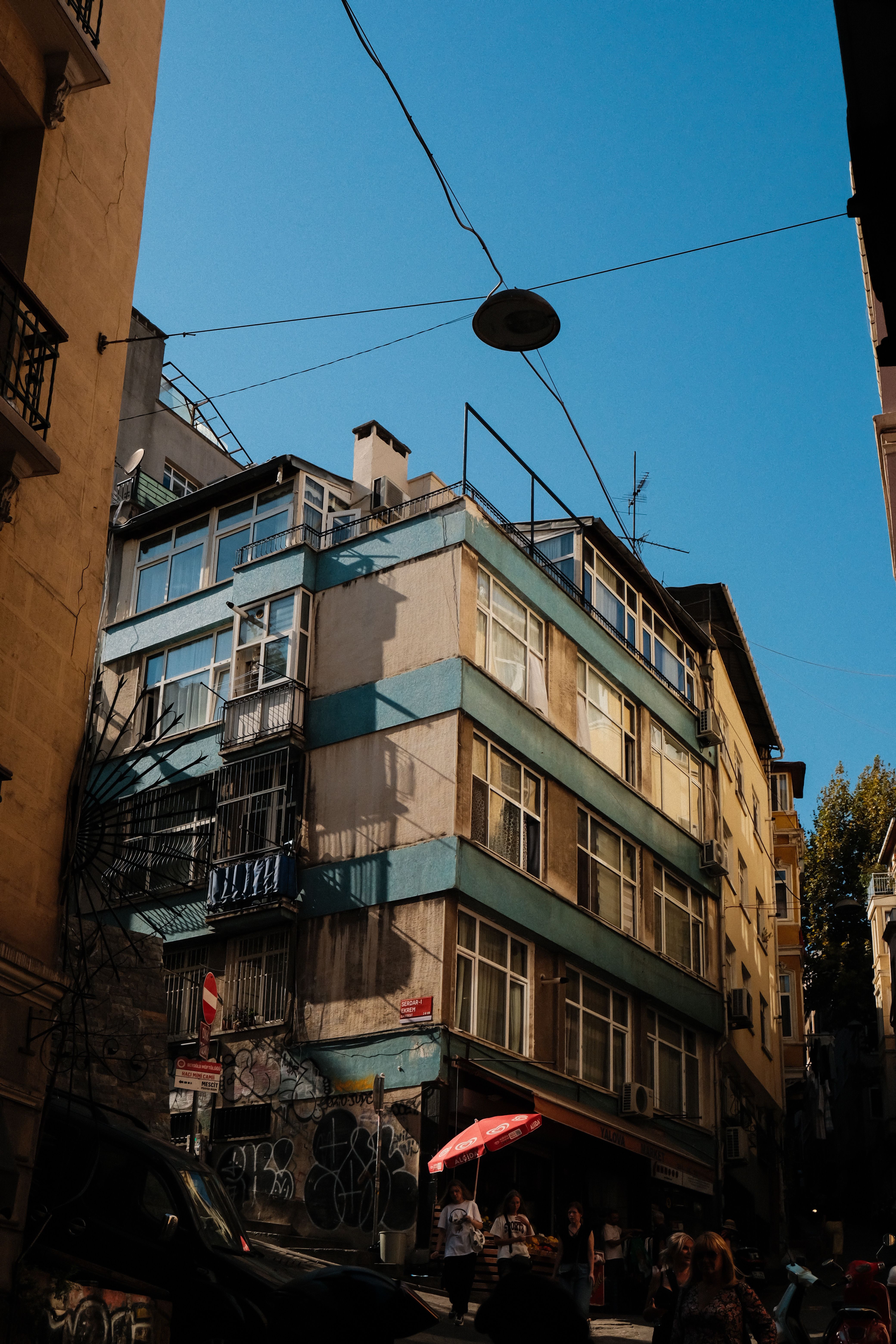 Charming Urban Scene with Blue Building in Daylight · Free Stock Photo