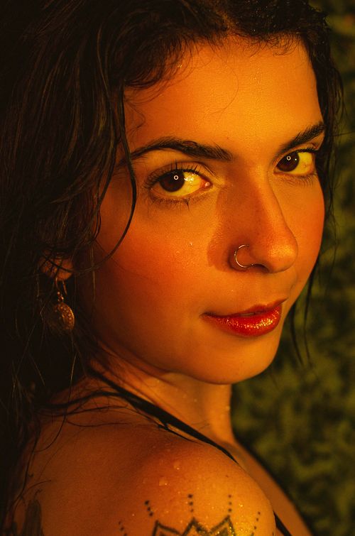 bezplatná Detailní Portrét ženy S Mokrými Vlasy A Tetování Základová fotografie