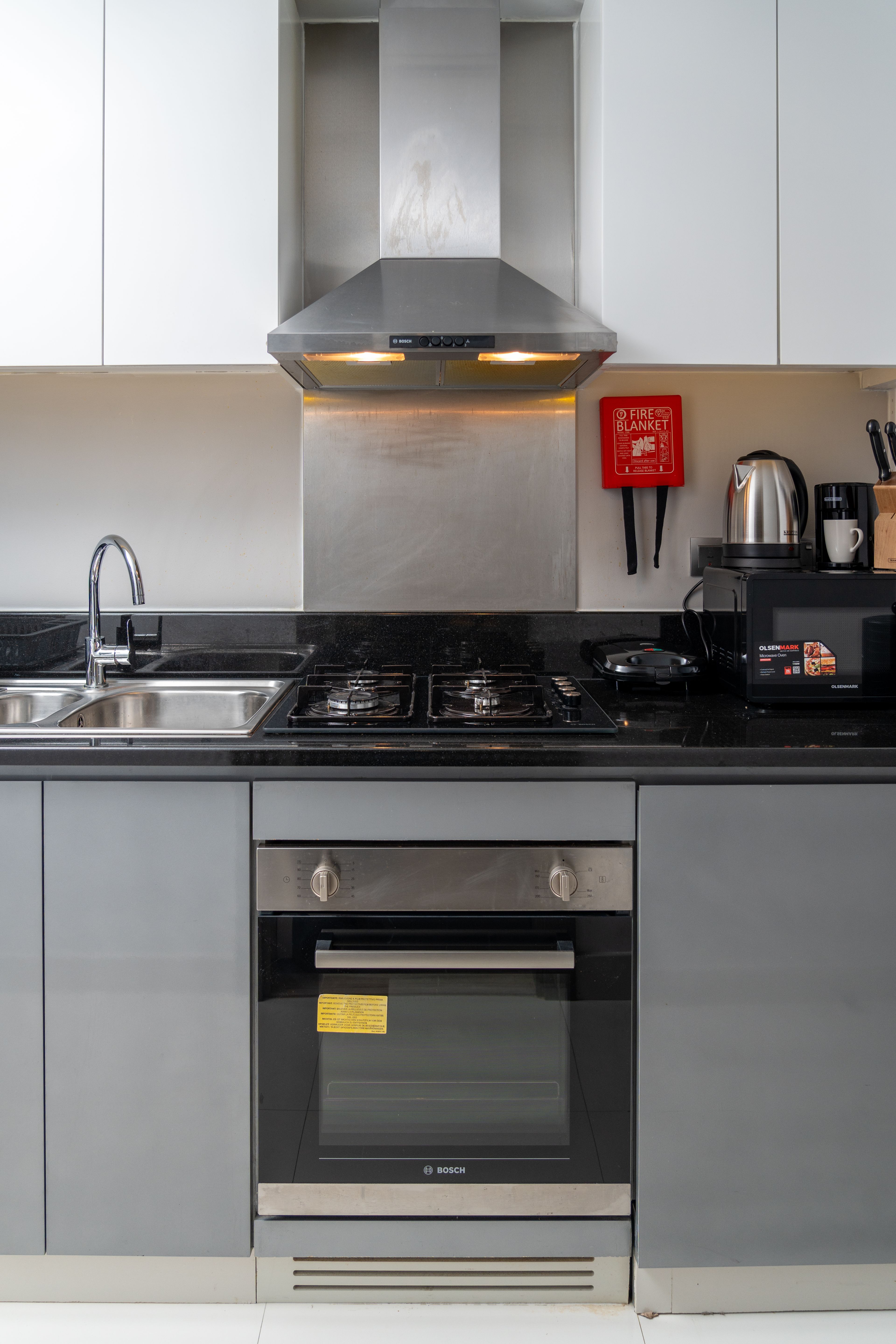Cuisine professionnelle contemporaine entièrement équipée en acier inoxydable