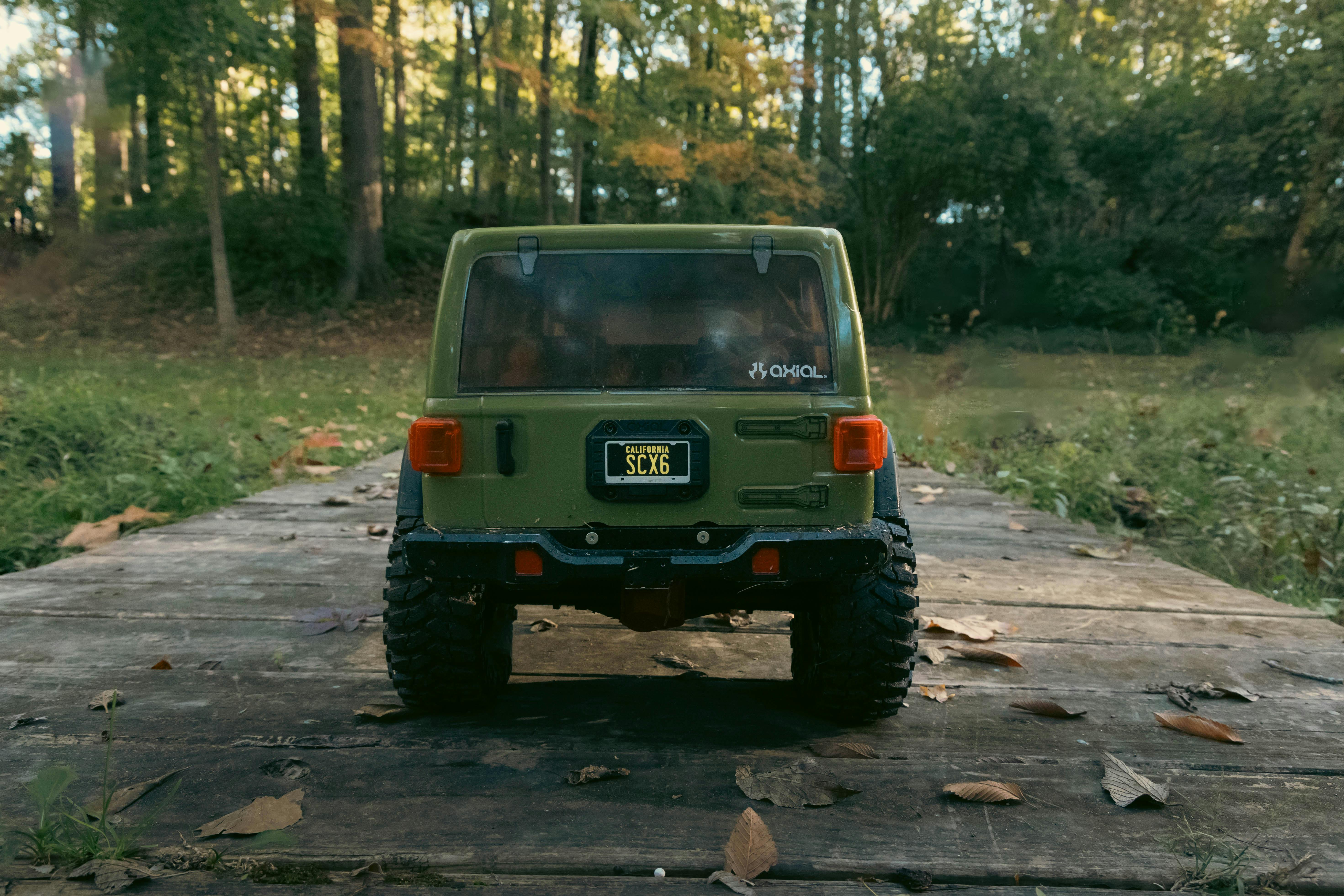 bezplatná Základová fotografie zdarma na téma autíčko, axiální závodění, cesta dřeva Základová fotografie