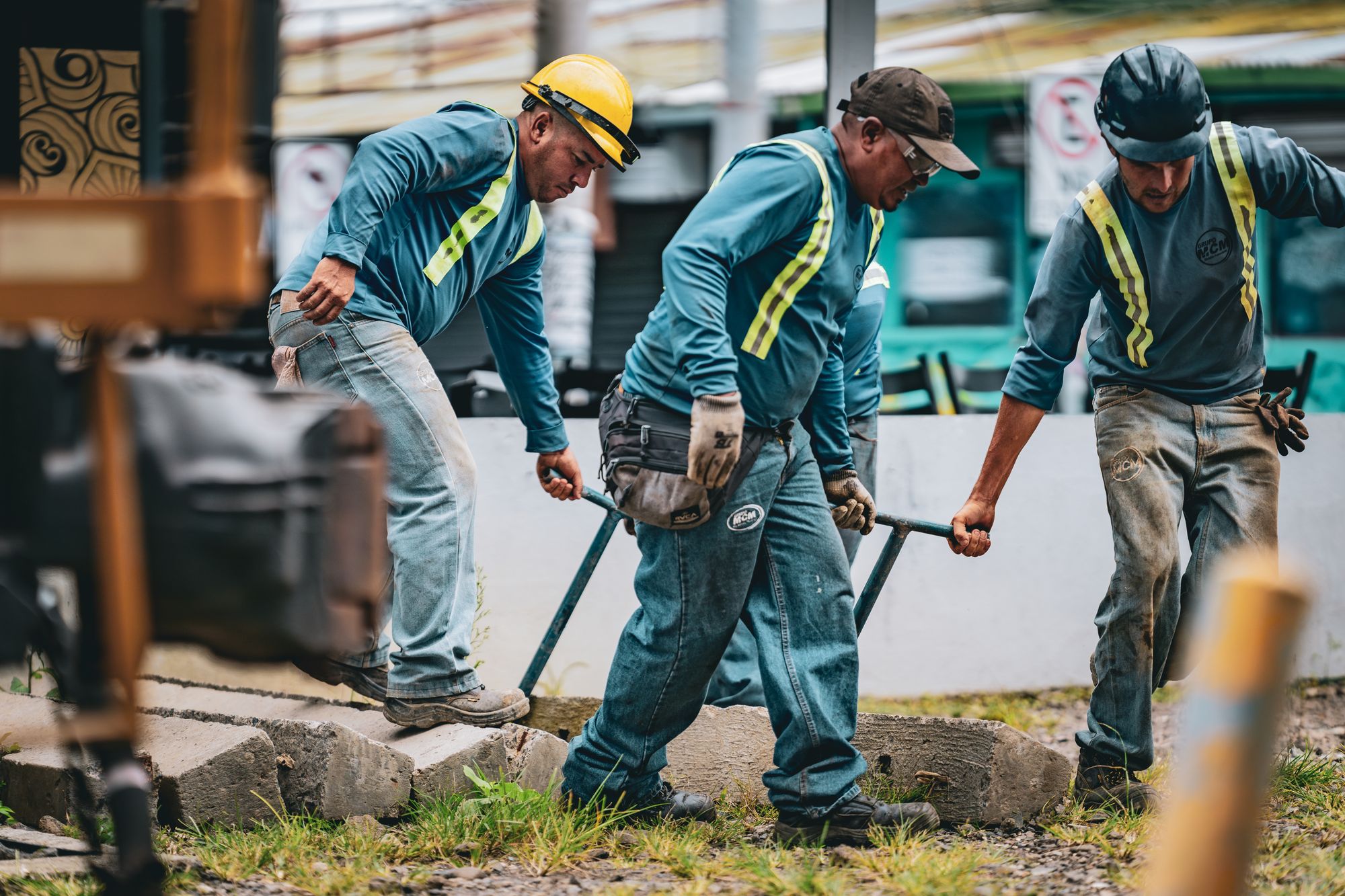 Equipo de obra con casco y chaleco trabajando en terreno