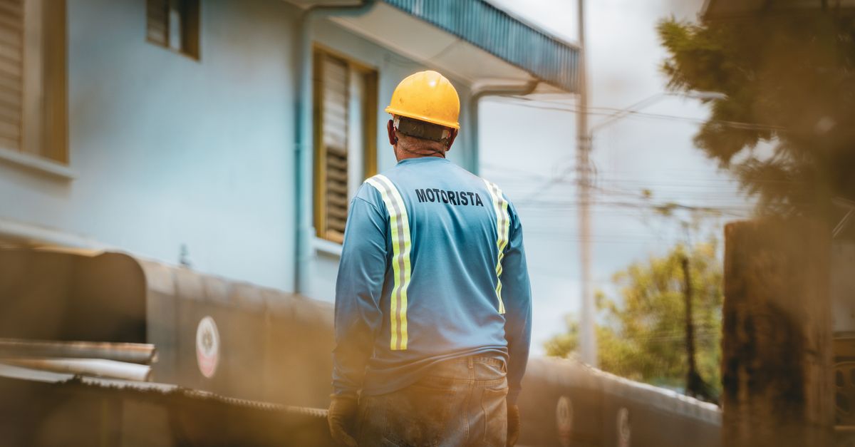 A construction worker in San José wearing safety gear, captured on a sunny day.