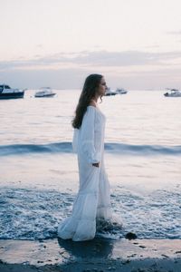 Đầm 2 dây ren hoa Vani Dress màu trắng kem đi biển