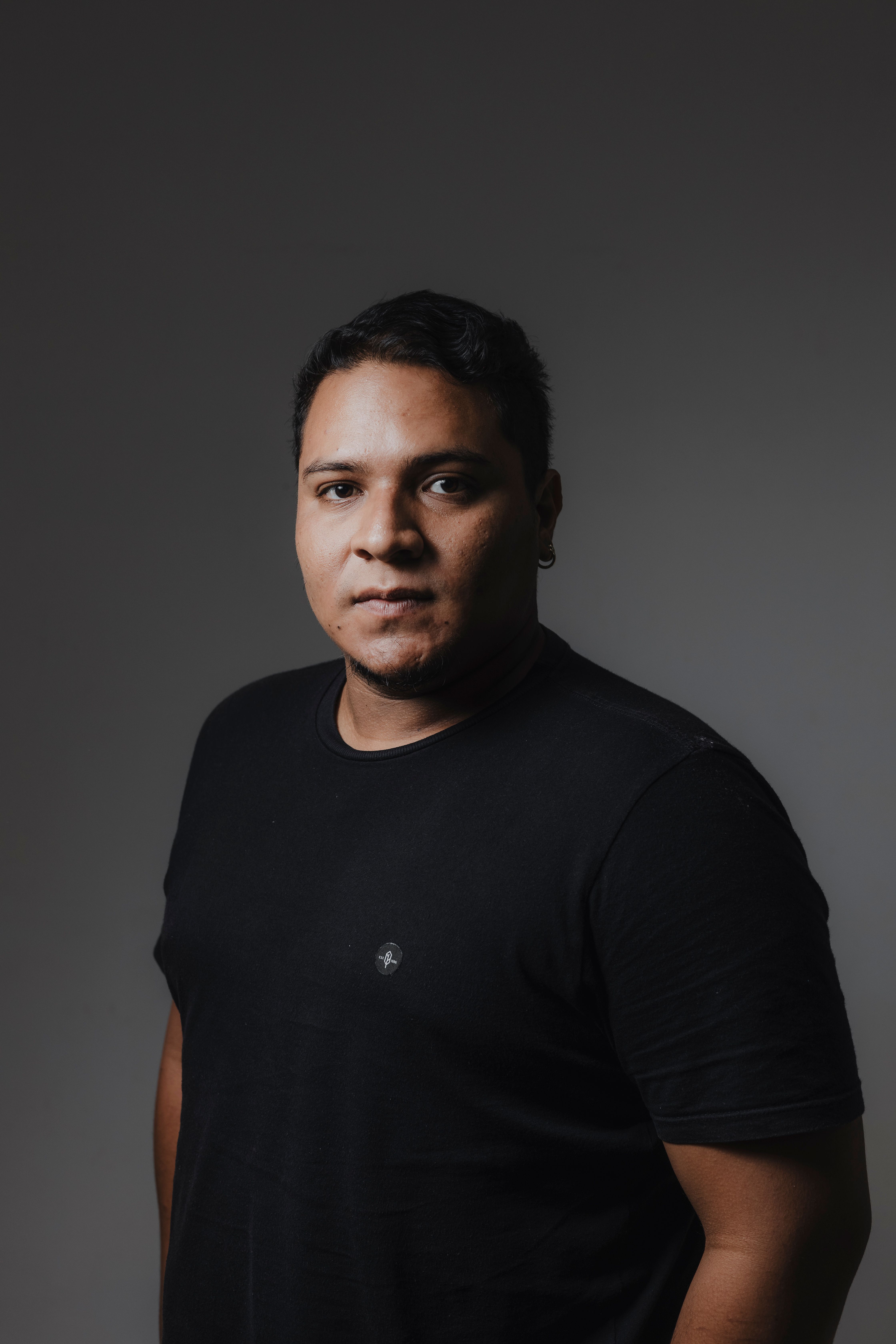 Retrato De Estudio De Un Hombre Con Camiseta Negra · Foto de stock gratuita
