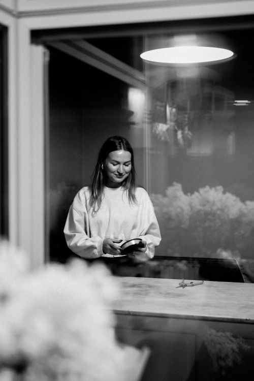 Free Elegant black and white portrait of a woman indoors in İstanbul, Türkiye. Stock Photo