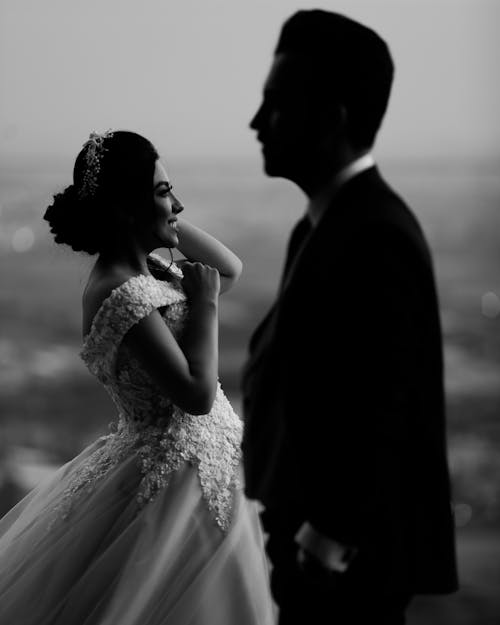 Zwart Wit Foto Van Een Bruid En Bruidegom