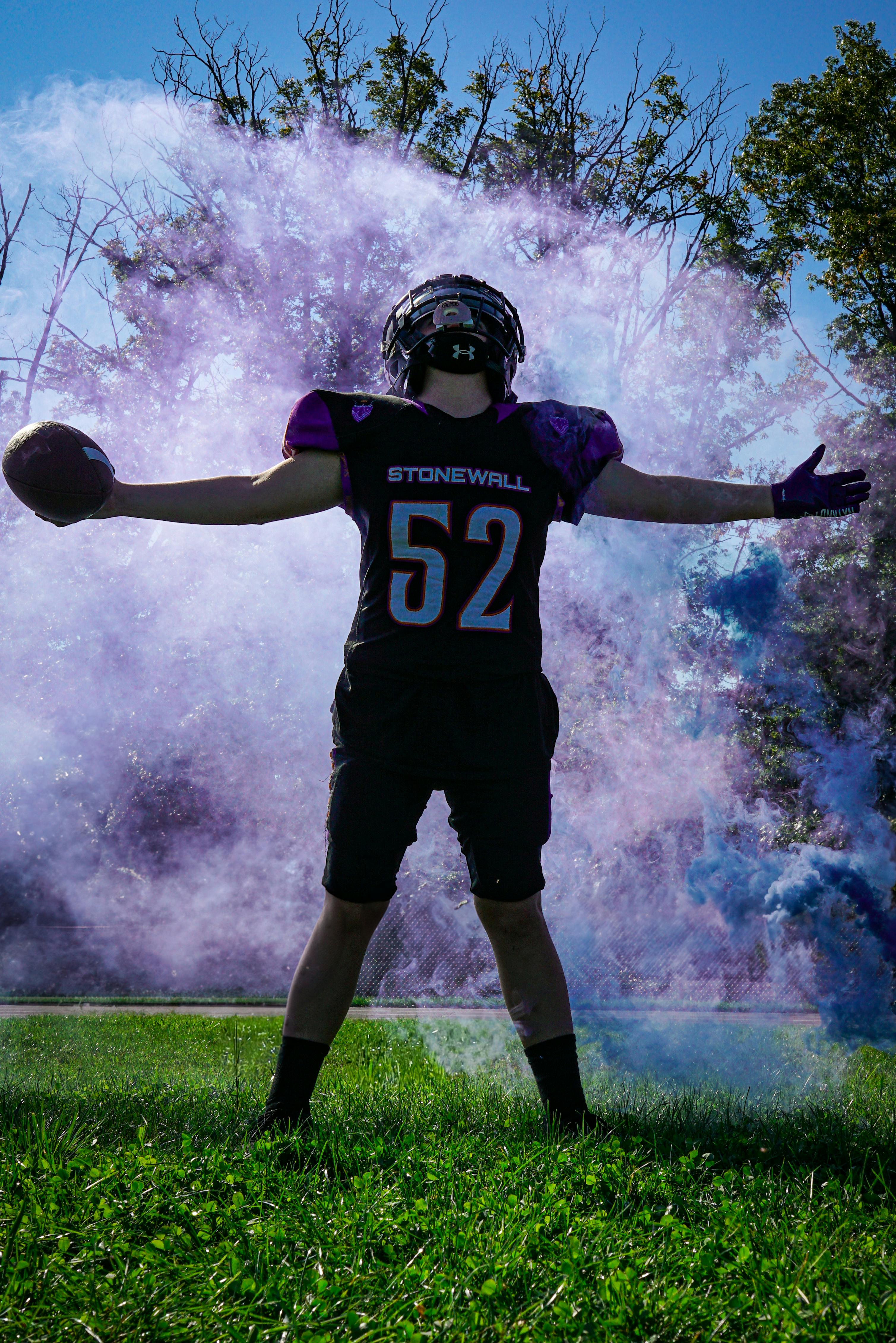 free-photo-of-dramatic-football-player-amid-vibrant-smoke.jpeg?auto\u003dcompress\u0026cs\u003dtinysrgb\u0026dpr\u003d1\u0026w\u003d500