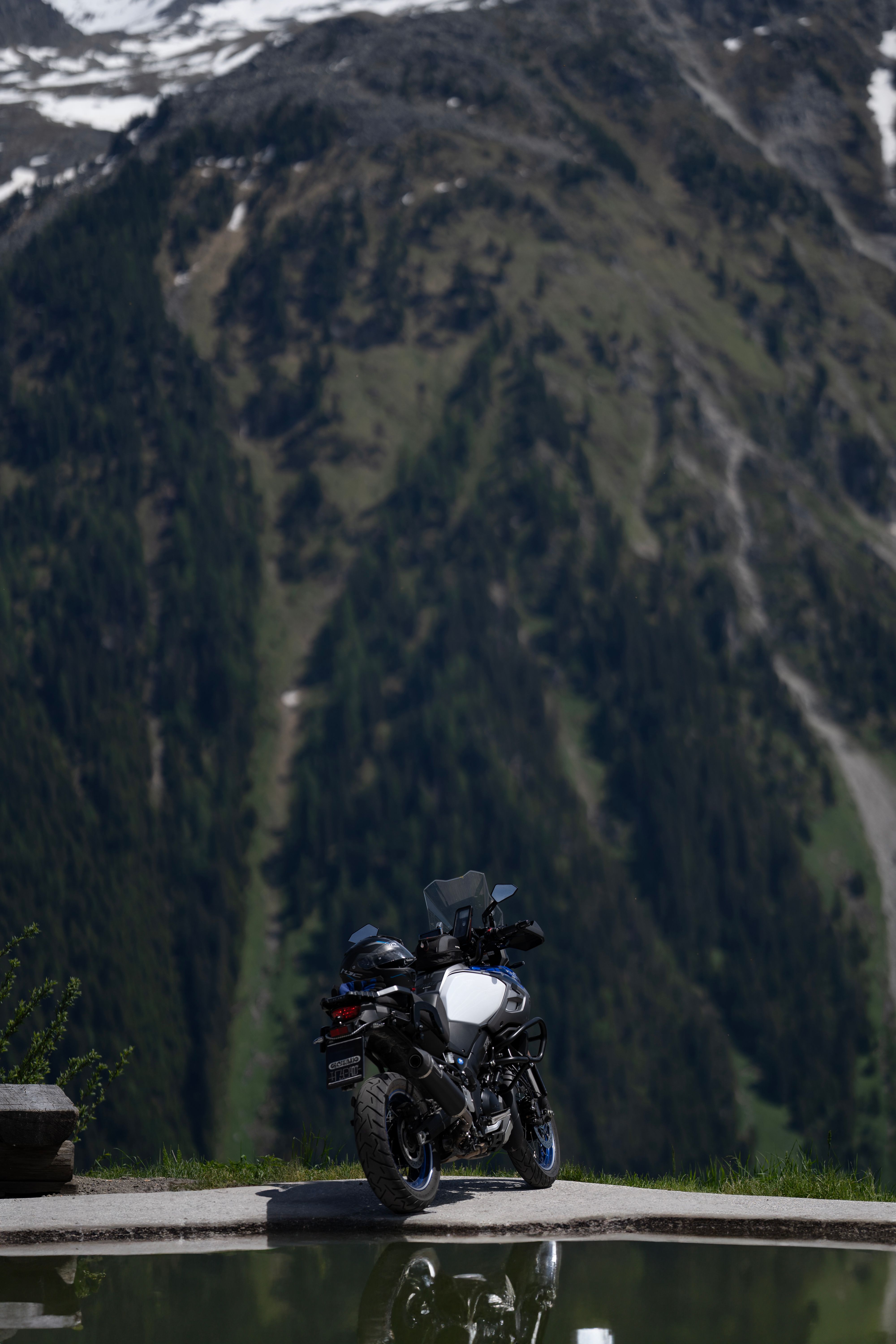 Motard sur une route de montagne sinueuse lors d'un road trip
