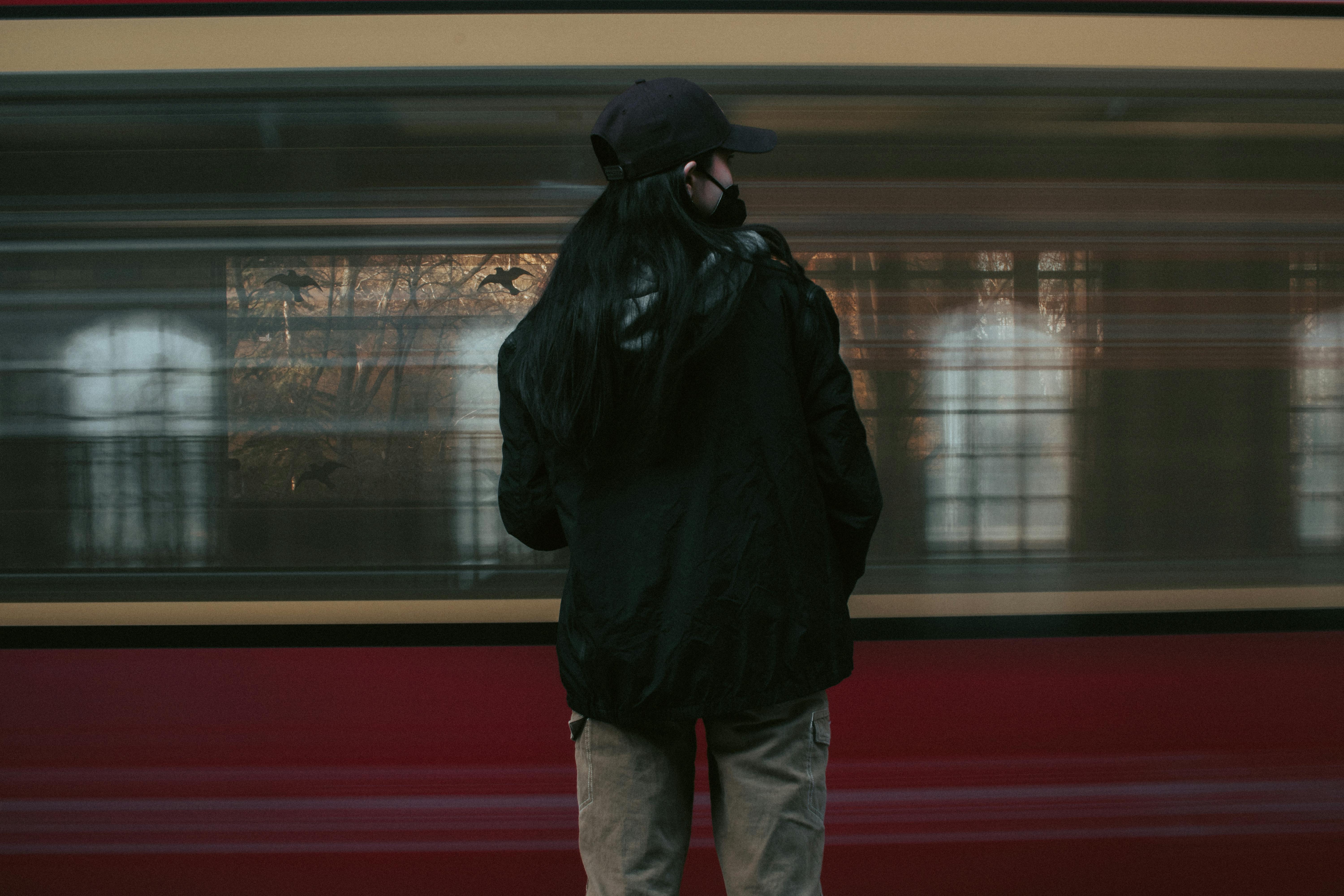 Gratis Foto Eksposur Panjang Kereta API Yang Melewati Berlin Foto Stok