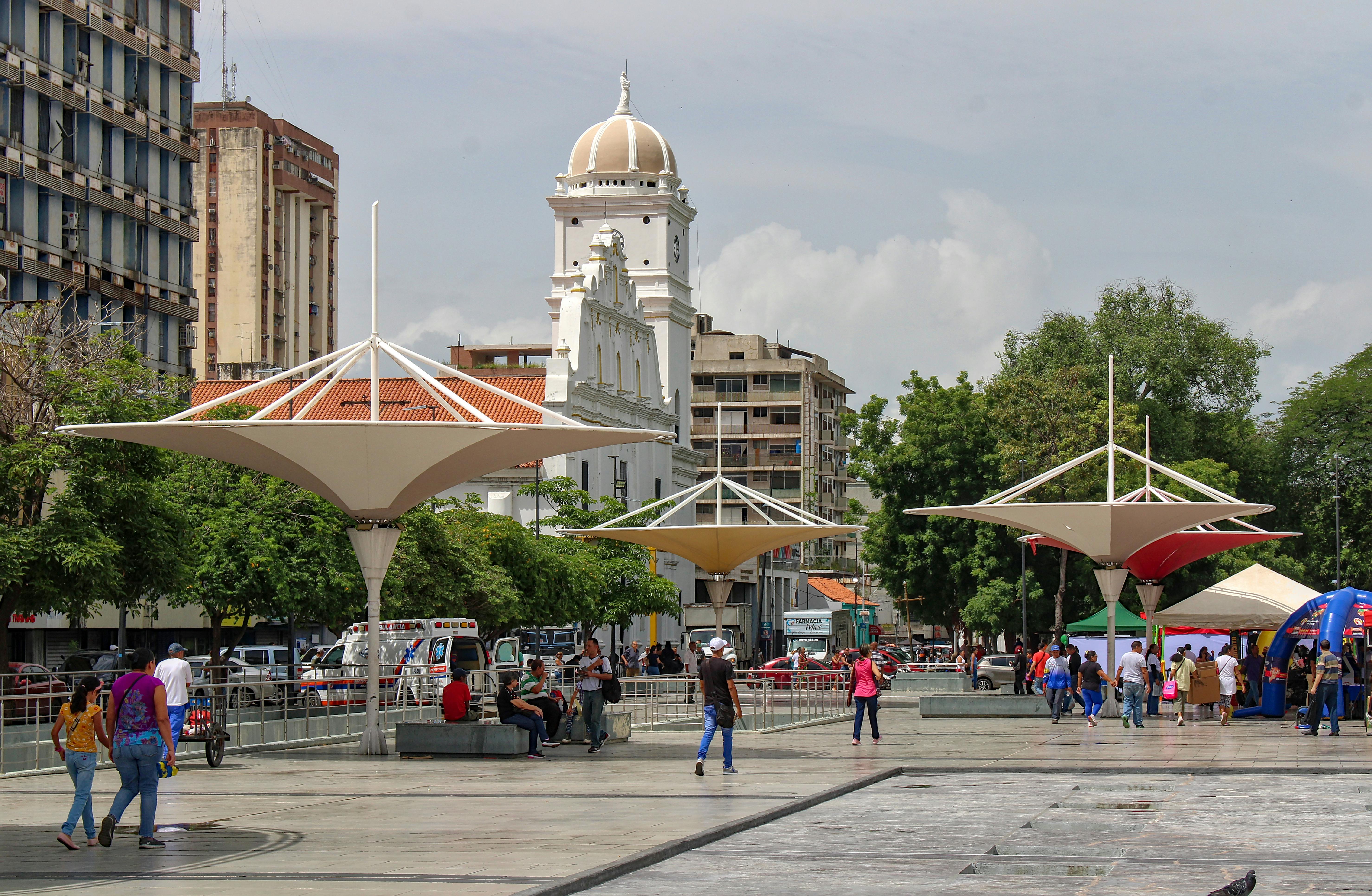 Praça Urbana Movimentada Com Arquitetura Icônica · Foto profissional ...