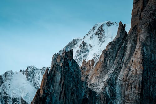 Foto Escénica De Montañas Cubiertas De Nieve