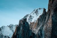 冬日清晨，蔚蓝的天空下，白雪皑皑的山峰静谧而令人惊叹