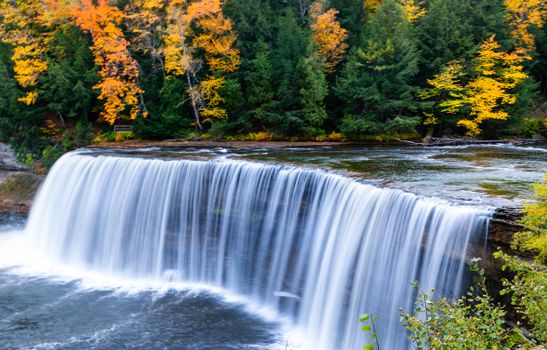 tahquamenon falls mi