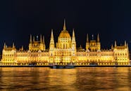 夜晚，布达佩斯议会大厦倒映在多瑙河上