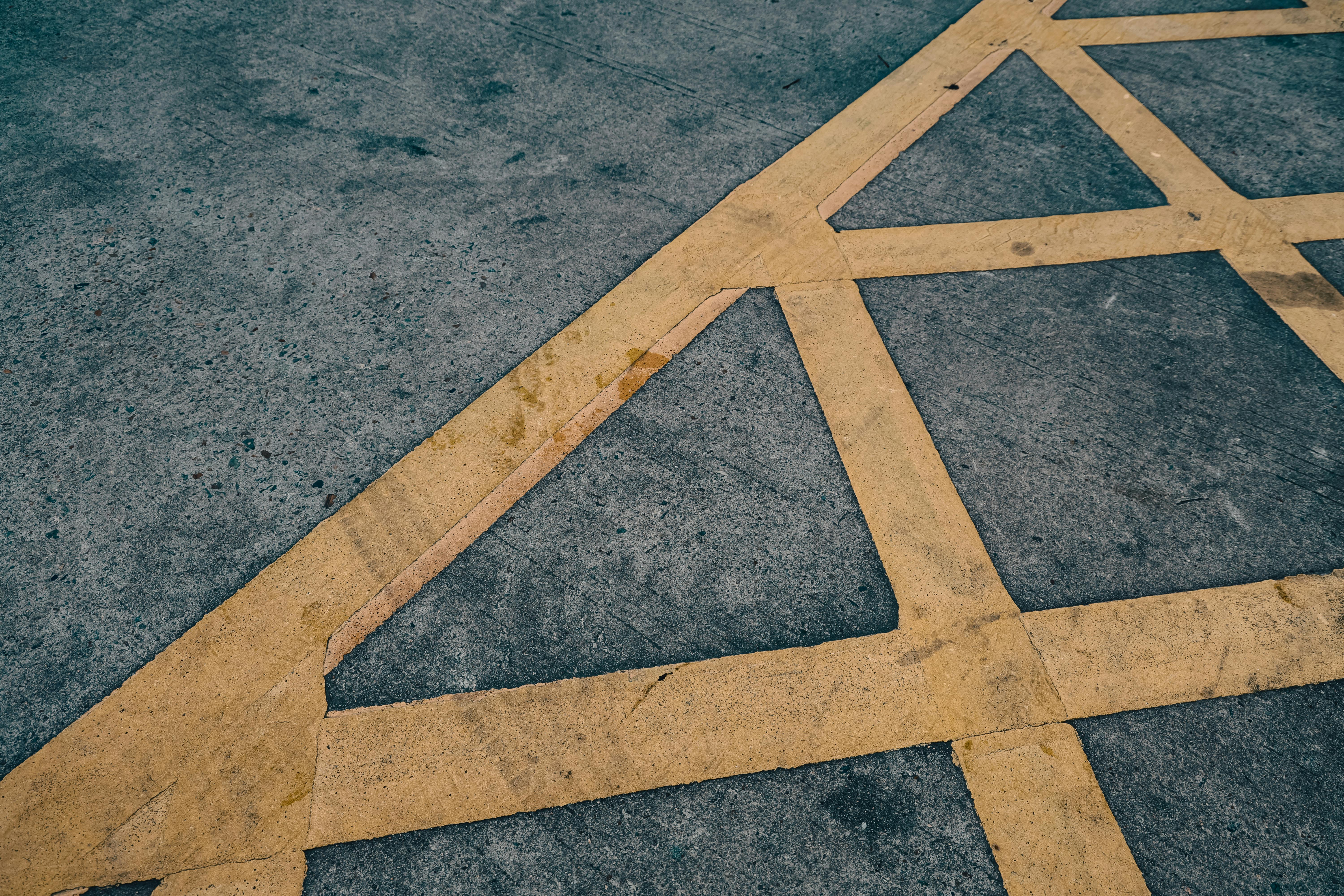 gratis Abstract Beeld Van Gele Lijnen Op Het Trottoir Stockfoto